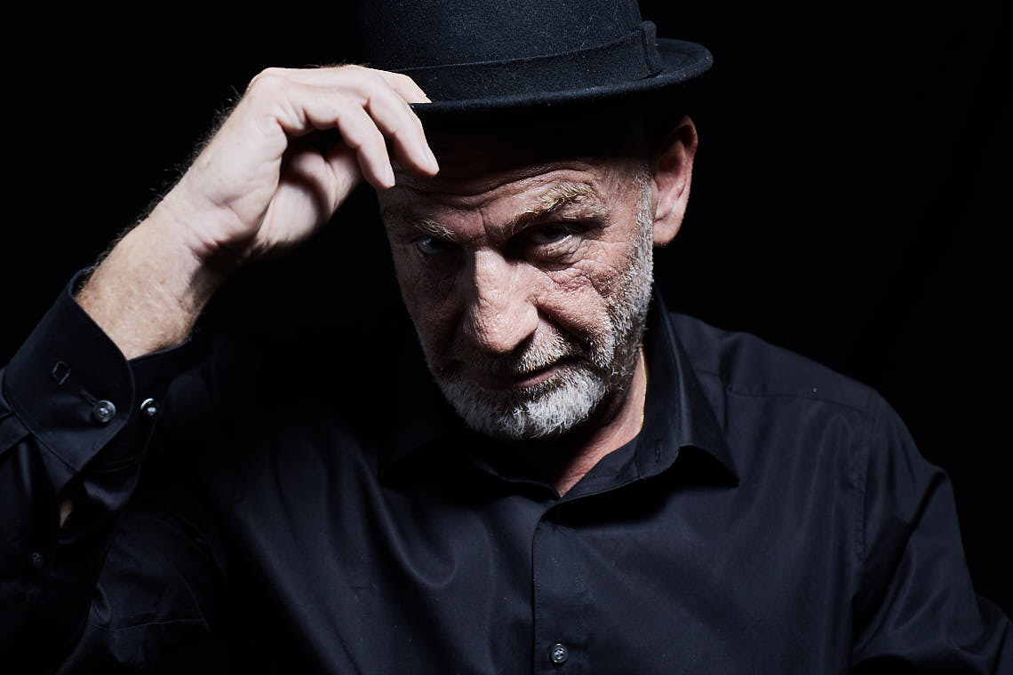 Udo Böhr greift an seinen Hut
