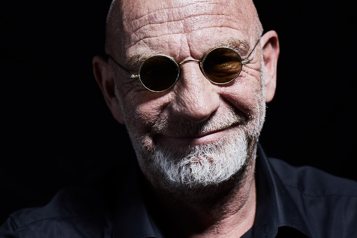 Udo Böhr lächelnd mit runder Sonnenbrille